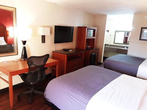 Ένα ή περισσότερα κρεβάτια σε δωμάτιο στο Econo Lodge Inn & Suites Griffin North