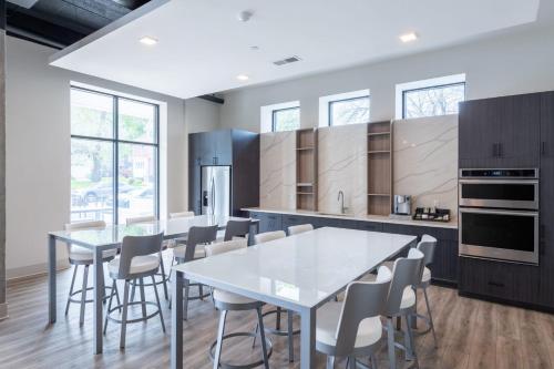 een keuken met een witte tafel en stoelen bij Flexhome Brady District 1BR Apt E6 - READ INFO in Milwaukee