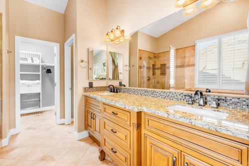 uma casa de banho com 2 lavatórios e um espelho grande em Paradise in the Valley em Phoenix