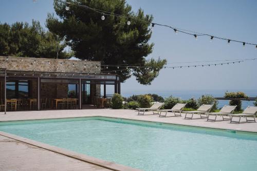 uma piscina com espreguiçadeiras e um pavilhão em Masseria Agriturismo Torre Di Albidona em Trebisacce