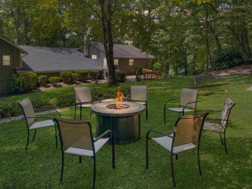 Lazy Bear Chalet- Outdoor Space, Hot Tub, Fire Pit (VS Fairview