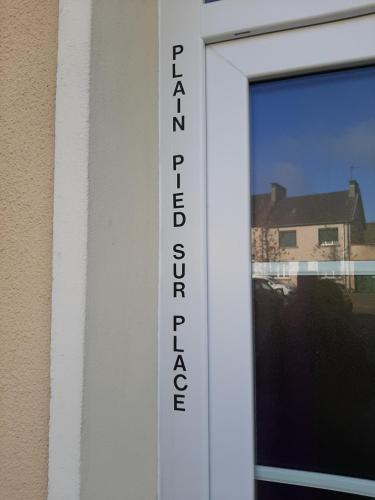 a sign on the side of a window that says promotion at le Plain Pied sur place in Le Mêle-sur-Sarthe