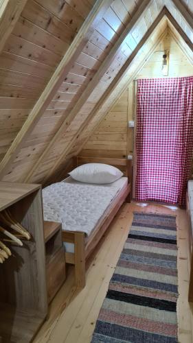 Katil atau katil-katil dalam bilik di Planinske kolibe Šipovo