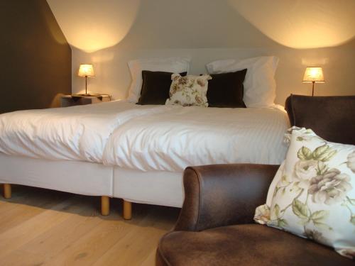 Un pat sau paturi într-o cameră la B&B Hooglandhoeve