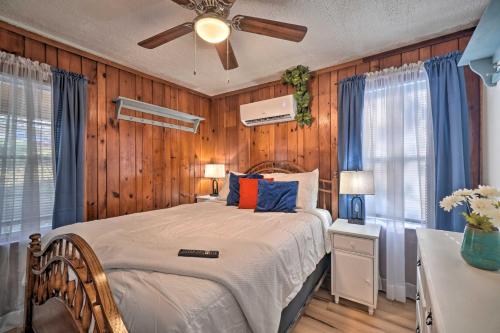 1 dormitorio con 1 cama y ventilador de techo en Cozy Knoxville Getaway about 8 Mi to Downtown! en Knoxville