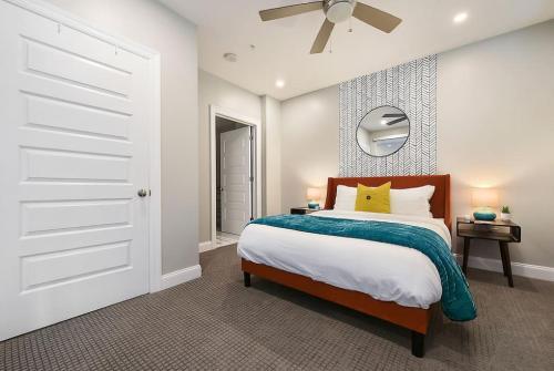 - une chambre avec un lit et un miroir dans l'établissement HostWise Stays - Free Garage Parking, Gym, City Views!, à Pittsburgh