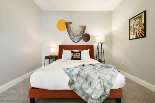 1 dormitorio con 1 cama grande con sábanas blancas en HostWise Stays - The Washington at Chatham - Free Parking, Private Gym, City Views! en Pittsburgh