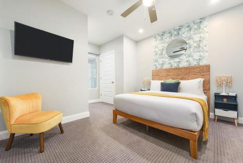 um quarto com uma cama e uma cadeira e uma televisão em HostWise Stays - The Washington at Chatham - Free Parking, Private Gym, Skyline Views! em Pittsburgh