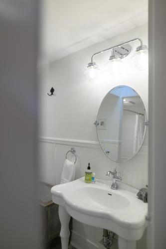 Bilik mandi di Rose Hill Inn