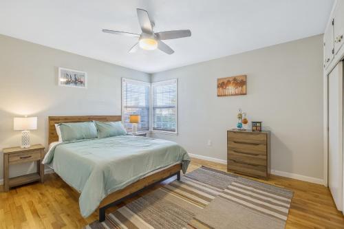 1 dormitorio con 1 cama y ventilador de techo en Cozy Oak en Arroyo Grande