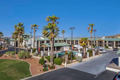 una vista aerea di un resort con palme di Best Western Plus King's Inn and Suites a Kingman