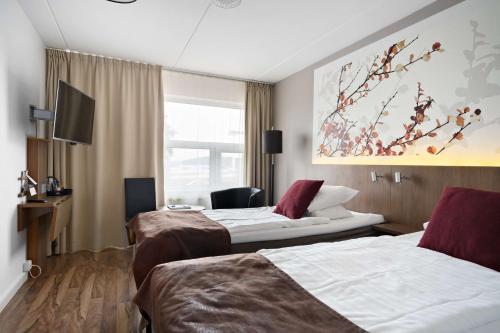 una camera d'albergo con due letti e una finestra di Best Western Hotell Ljungby a Ljungby