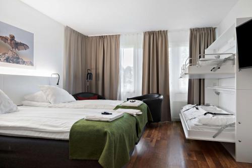 ein Schlafzimmer mit einem Bett mit einer grünen Decke darauf in der Unterkunft Sure Hotel by Best Western Lagan in Lagan