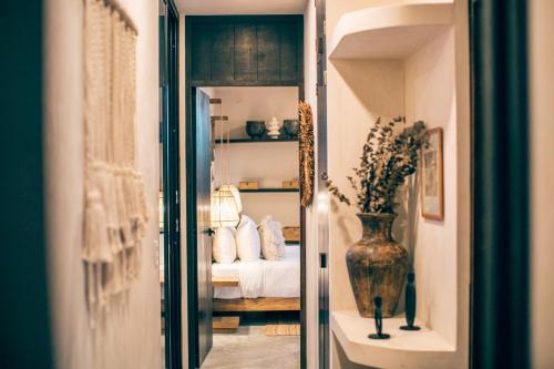 um corredor com um vaso e um quarto com uma cama em Round Luxury Villa Private Pool Soona 4A em Tulum