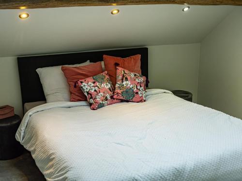 Un dormitorio con una cama blanca con almohadas. en Holiday home Aywaille, en Aywaille