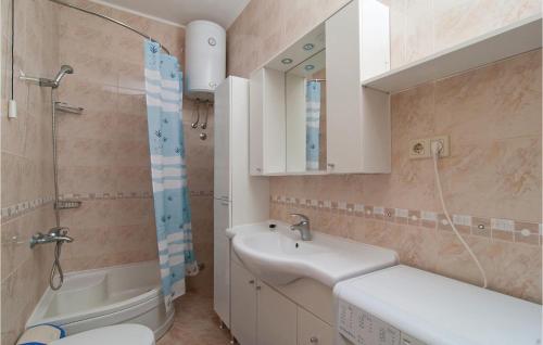 W łazience znajduje się umywalka, toaleta i prysznic. w obiekcie Gorgeous Home In Kastel Gomilica With Wifi w mieście Kaštela