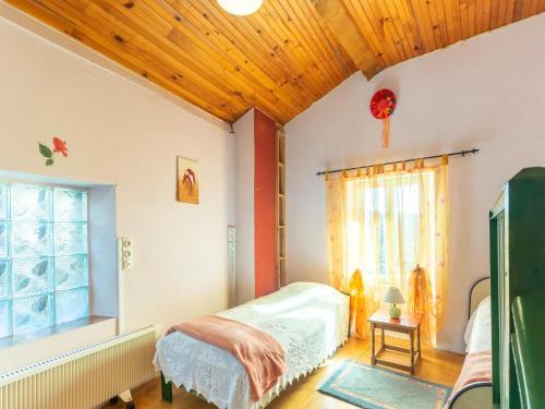 sypialnia z dwoma łóżkami i oknem w obiekcie Holiday Home in Saint Germain de Calberte w mieście Saint-Germain-de-Calberte
