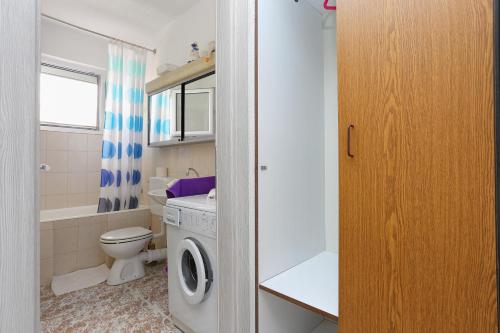 y baño con lavadora y aseo. en Apartments by the sea Businci, Ciovo - 9450, en Trogir
