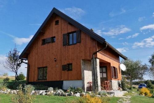 Holiday house with a parking space Cujica Krcevina, Plitvice - 20257 في بليتفيتْشكا ييزيرا: منزل خشبي كبير مع قمار