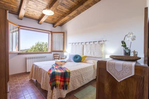 A bed or beds in a room at Villa Olive tree, immersa nella natura per relax e quiete