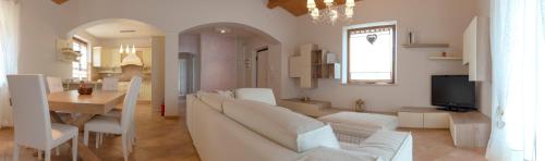 ein Wohnzimmer mit einem Sofa und einem Tisch in der Unterkunft Villa Clea in Spello