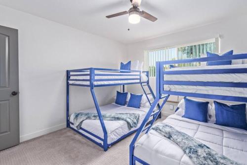 - une chambre avec 2 lits superposés et un ventilateur de plafond dans l'établissement Galactic Getaway by Scottsdale Beach Club - NEW, à Scottsdale