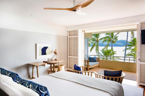 Schlafzimmer mit einem Bett und Meerblick in der Unterkunft Beach Club in Hamilton Island