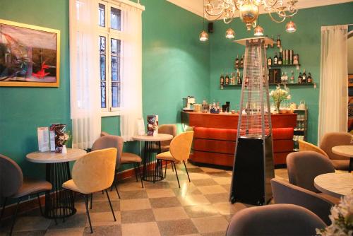 Un restaurante con mesas y sillas y un bar. en Hotel Presidente Huancavelica - Asociado Casa Andina, en Huancavelica