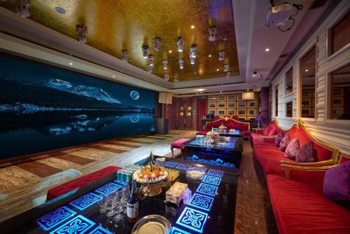 a living room with a red couch and a table at Khách sạn Quốc tế Lợi Lai - Li Lai International Hotel in Móng Cái