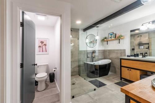 een badkamer met een douche, een toilet en een wastafel bij Love Oasis by Scottsdale Beach Club - NEW in Scottsdale