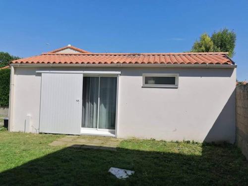 ラ・ロッシュ・シュル・ヨンにあるPetit T2 proche centre villeの赤屋根の小さな白い家