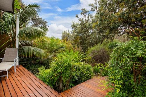 Taman di luar Malda's Retreat - Pet Friendly Absolute Beachfront