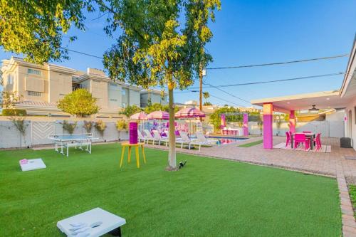 a yard with tables and chairs and a tree at Scottsdoll Dreamhouse Walk to Old Town NEW in Scottsdale