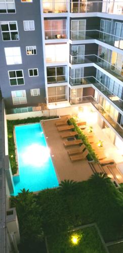 a large apartment building with a large swimming pool at GL Apts, rent Upper Pardo Miraflores - Suite 1 Hab in Lima