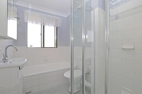 une salle de bain avec toilettes, lavabo et douche dans l'établissement Berdella Park 34, à Port Macquarie