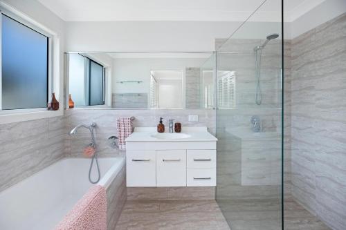 y baño con lavabo blanco y ducha. en 41A Orr Street, en Port Macquarie