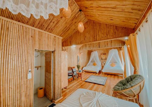 Zimmer mit einem Bett und zwei Stühlen in der Unterkunft Nay Bungalow Dalat in Da Lat