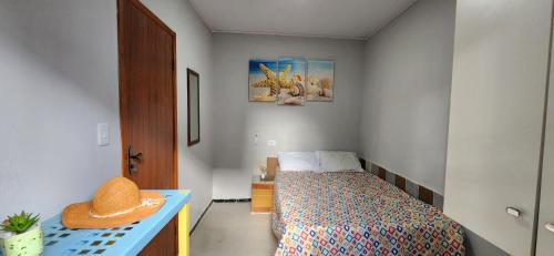 a small room with a bed and a blue desk at Casa Abade - 4 Quartos - Excelente localização in Itacaré