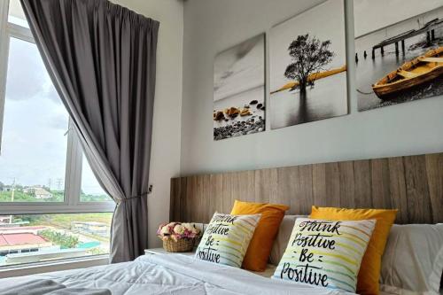 1 dormitorio con 1 cama con 3 cuadros en la pared en WMN Studio Valleysuite @ Mahkota Valley, en Kuantan
