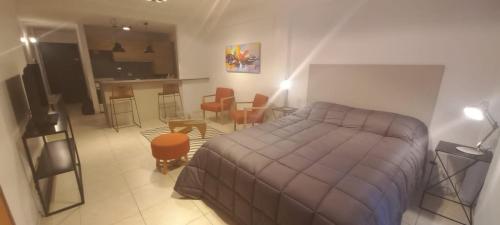 1 dormitorio con cama, mesa y cocina en San Telmo apartment en Buenos Aires