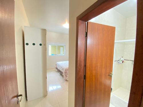- Baño con puerta que conduce a un dormitorio en CASA SANTINHO 0152, en Florianópolis