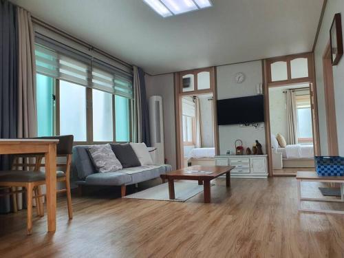 TV a/nebo společenská místnost v ubytování Jeju Mermuri