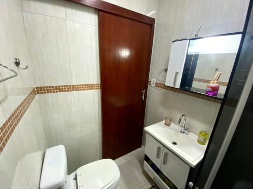 y baño con aseo y lavamanos. en Apartamento quadra da praia de Copacabana, en Río de Janeiro