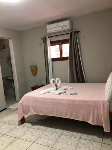 Ένα ή περισσότερα κρεβάτια σε δωμάτιο στο Chalés Encontro das Brisas