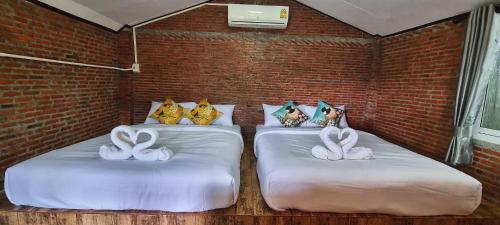 Postel nebo postele na pokoji v ubytování เขาเจ้าขา2 บ้านอิฐ