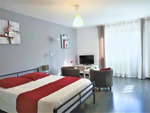 Postel nebo postele na pokoji v ubytování T1 moderne et lumineux avec terrasse et parking ! - FR-1-555-70