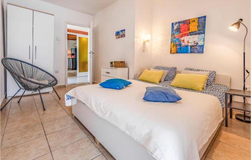 1 dormitorio con 1 cama y 1 silla en Cozy Apartment In Premantura With Wifi, en Premantura