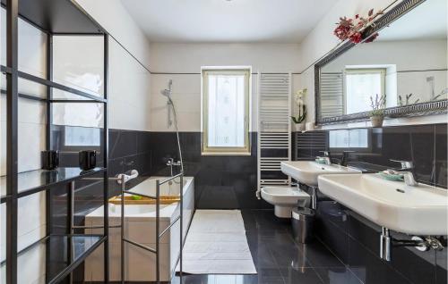 Koupelna v ubytování Cozy Home In Pazin With Jacuzzi