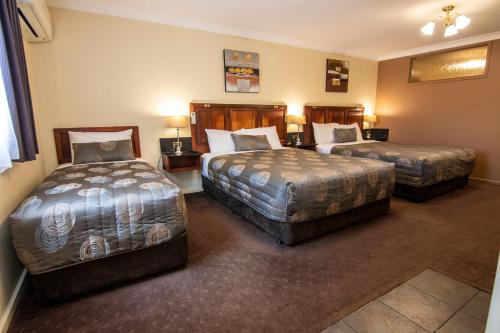 Letto o letti in una camera di Albury Georgian Motel & Suites