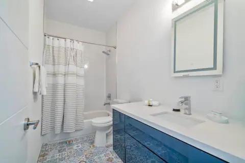 Koupelna v ubytování New Townhome near Wilton/Las Olas/Beach